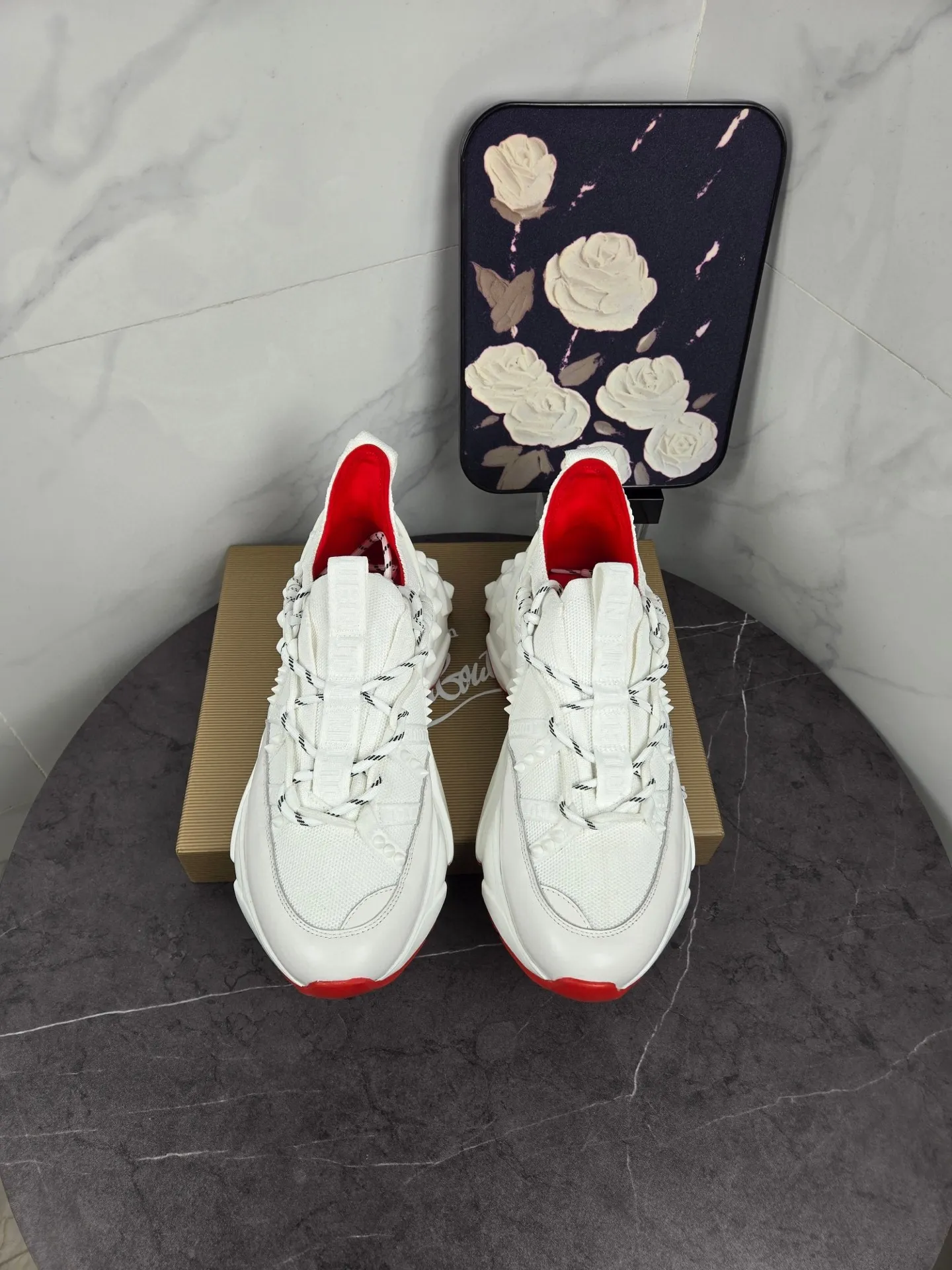 💰¥680 Original item from trendy brand Chri*stian loubou*tin, the latest series of CL red-soled shoes for casual couples. The upper is made of imported Lycra + high-density breathable fly weave, and the environmentally friendly high-elastic suction mold pad will never delaminate. The outsole is made of super non-slip and wear-resistant PU + vacuuming. Two-color combination Size: Female 35-43 Male 38-47 Comes with handbag, card, shoehorn" full package (Female 41 42 43 men 46 47 customized)
